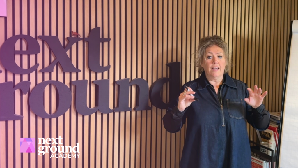 Barbara Pals legt uit waarom projecten vastlopen tijdens training Projectmanagement Basis